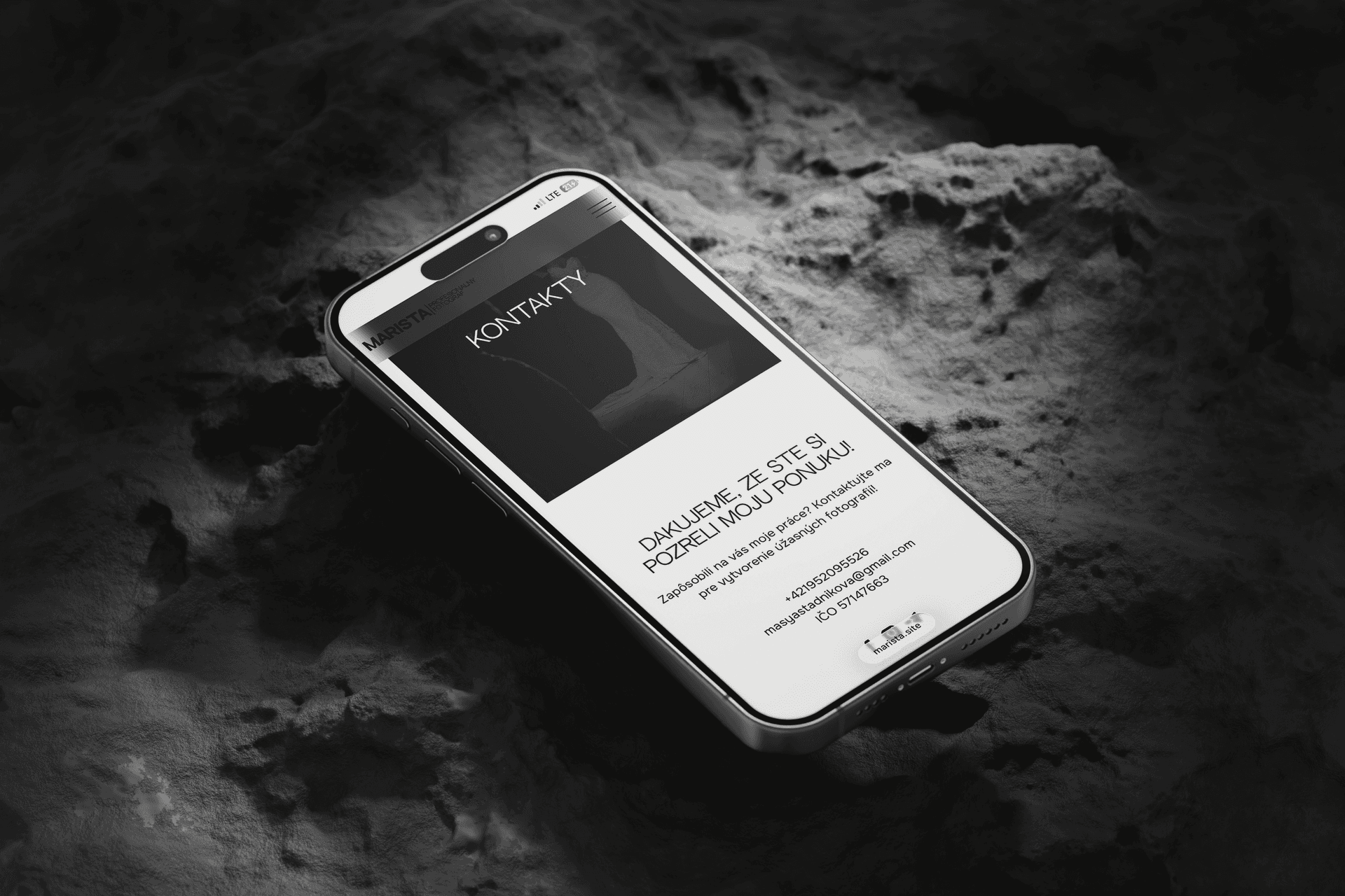 Мобільна версія сайту для фотографа, адаптивний дизайн портфоліо на екрані смартфона.