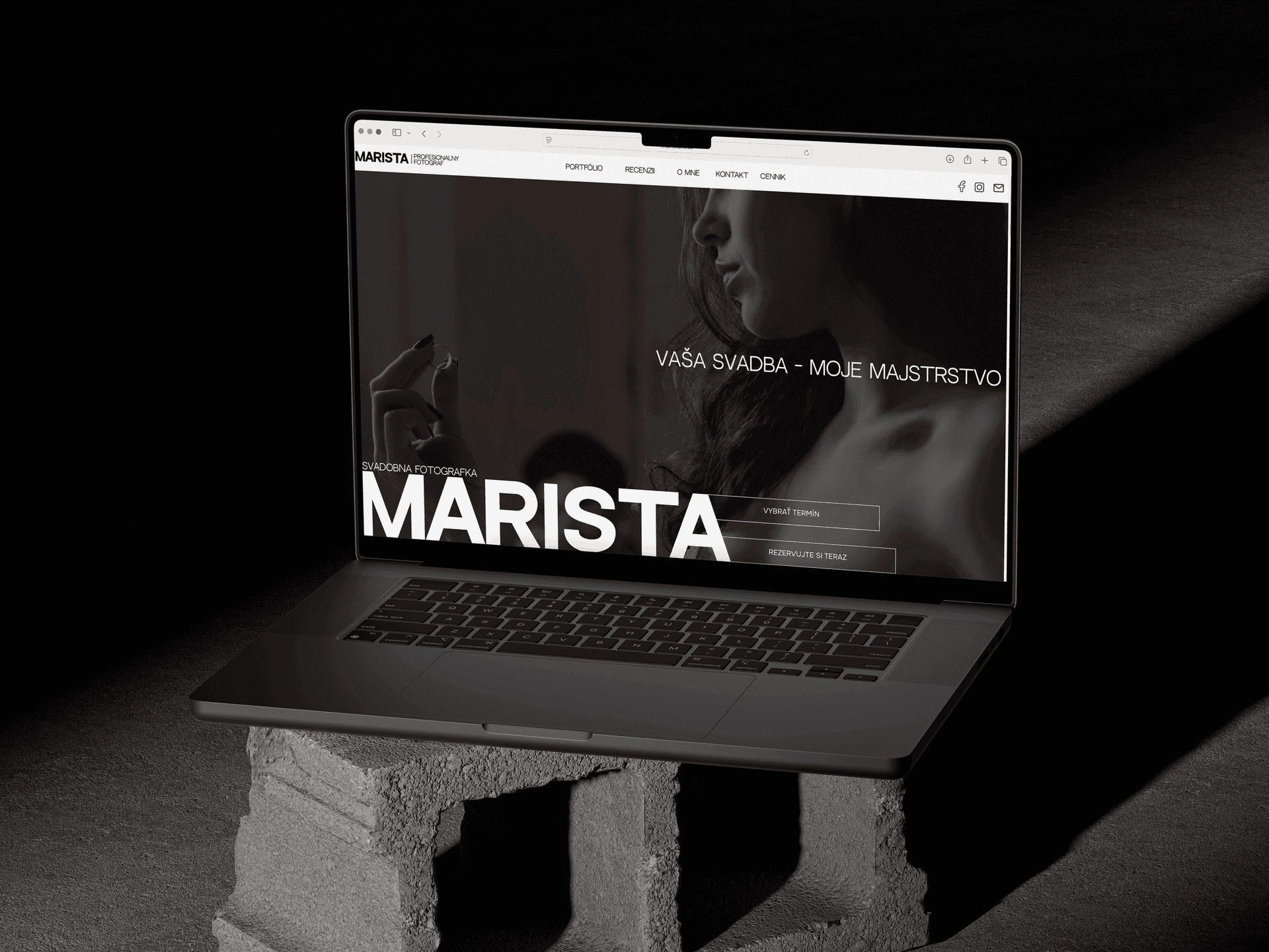 Головний екран мінімалістичного сайту для фотографа Marista, розробка сайтів під ключ Alex DSGN.